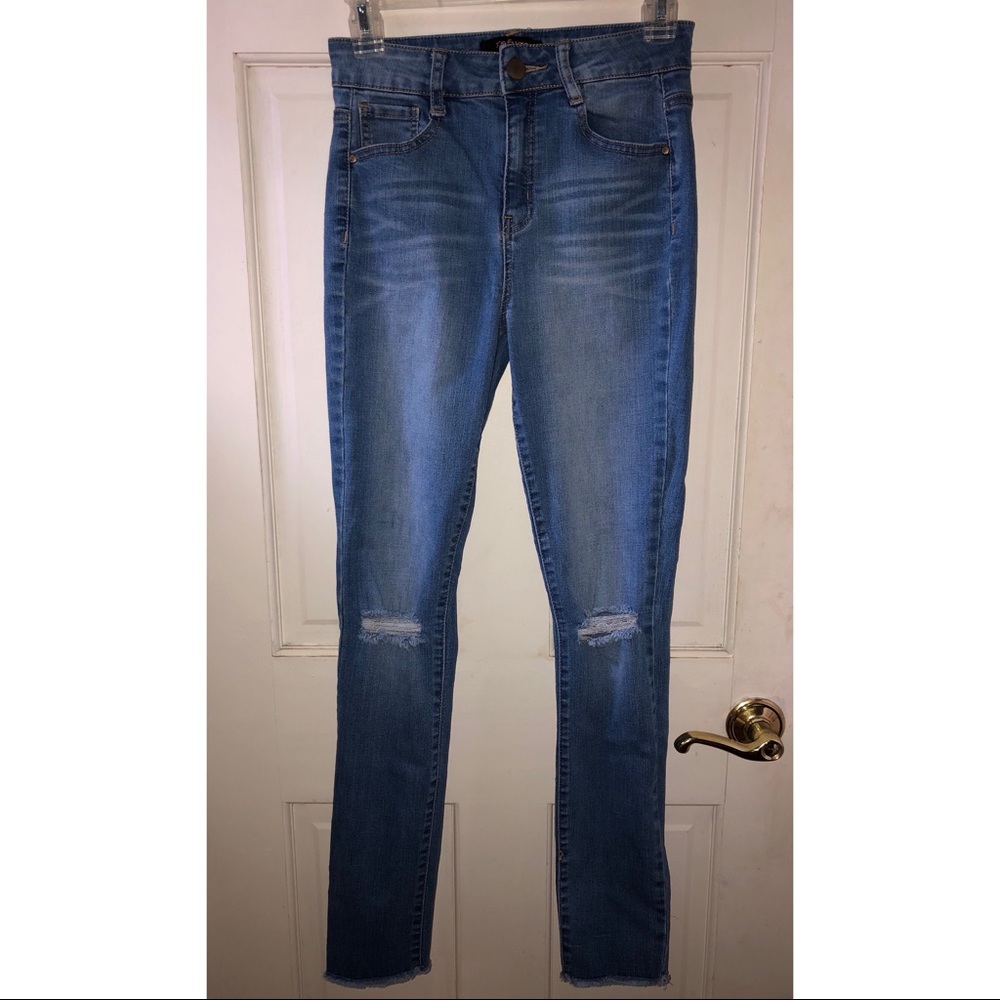 Distressed Skinny Jeans👖💙